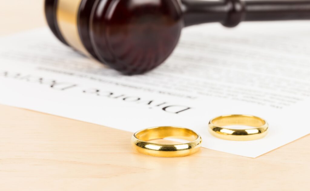 How does customary divorce work in South Africa?